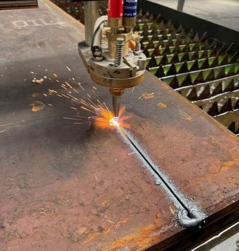 CNC-Autogenbrenner beim Brennschneiden einer dicken Stahlplatte