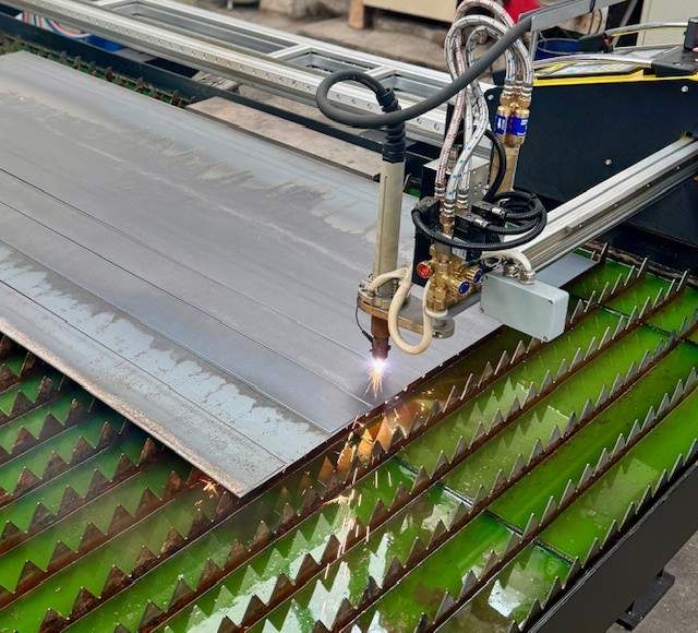 CNC-Plasmaschneidanlage schneidet eine Aluminiumtafel im Schneidzentrum Oberhausen