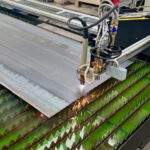Plasmabrenner beim Schneiden einer Aluminiumtafel