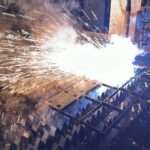 Funkenflug beim CNC-Plasmaschneiden von Stahlblech